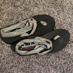 Skechers Black and Gray Yoga Foam Sandals Women’s Size 8
